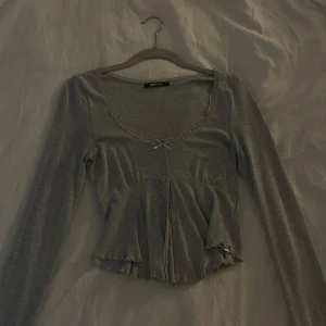 Grå långärmad topp från Gina Tricot - Säljer denna topp från Gina Tricot hör av er vid funderingar eller frågor ❣️