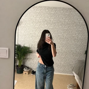 Blå jeans från Bershka - Snygga blå jeans från Bershka i en avslappnad passform. De har en klassisk femficksdesign och är tillverkade i denim. Perfekta för en casual look.