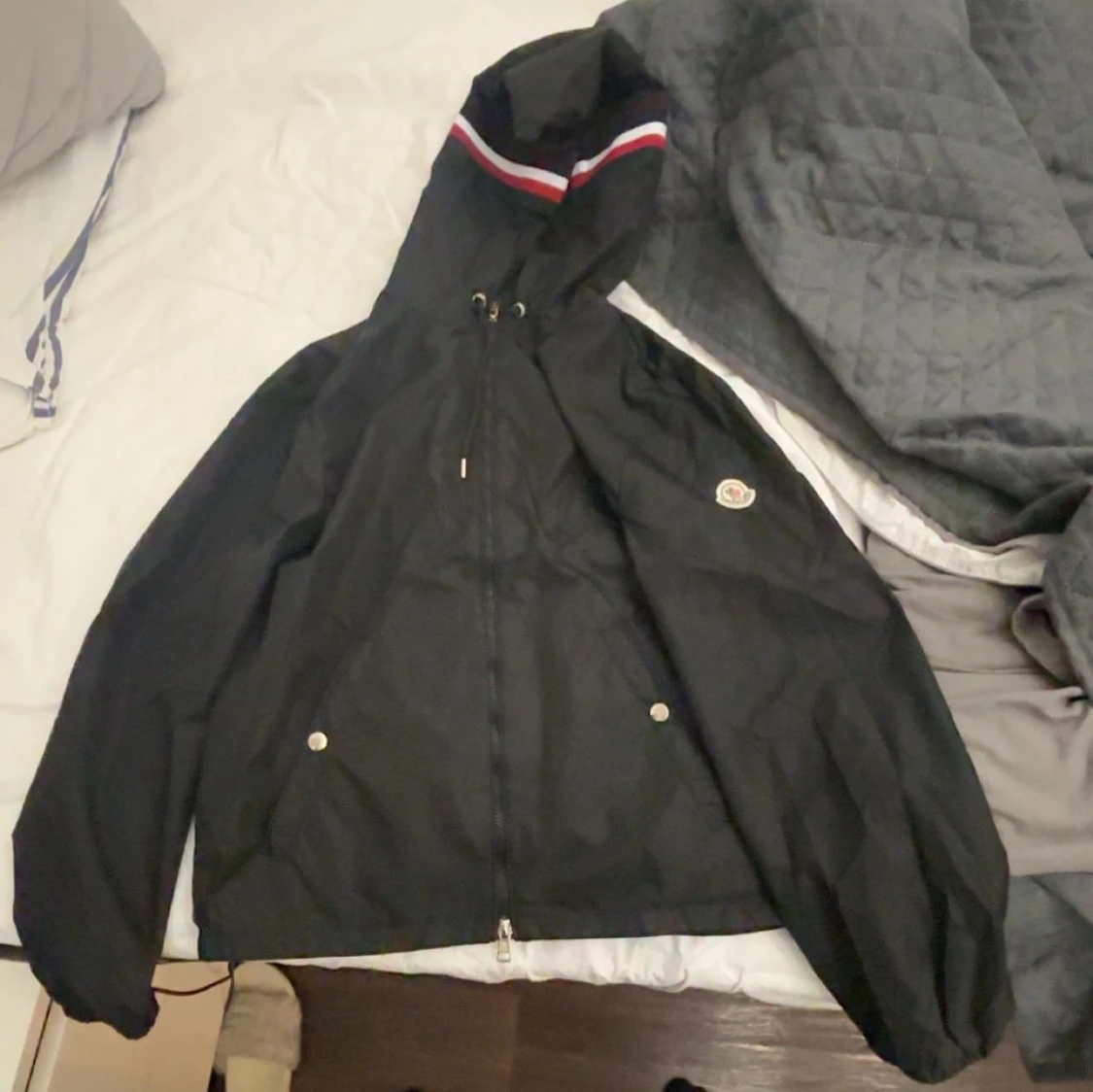 Svart vindjacka med huva - 1