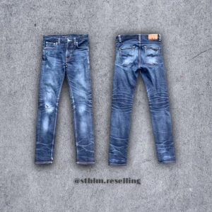 Nudie Jeans - Säljer ett par raw denim jeans från Nudie, fetaste tvätten jag sett!🤩Raw denim blir snyggare efter varje tvätt, så kommer bara se ännu bättre ut. Säljer för jag tyvärr växt ur de😢Bra skick med snygga slitningar, skriv om ni undrar något!  Pris: 499 (kan förhandla) Storlek: W27-L32