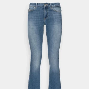 Blå bootcut jeans från Only - Snygga blå bootcut jeans från Only med klassisk femficksdesign och gylf. Perfekta för en avslappnad stil med en touch av retro. De har en bekväm passform och är tillverkade i ett mjukt denimtyg.