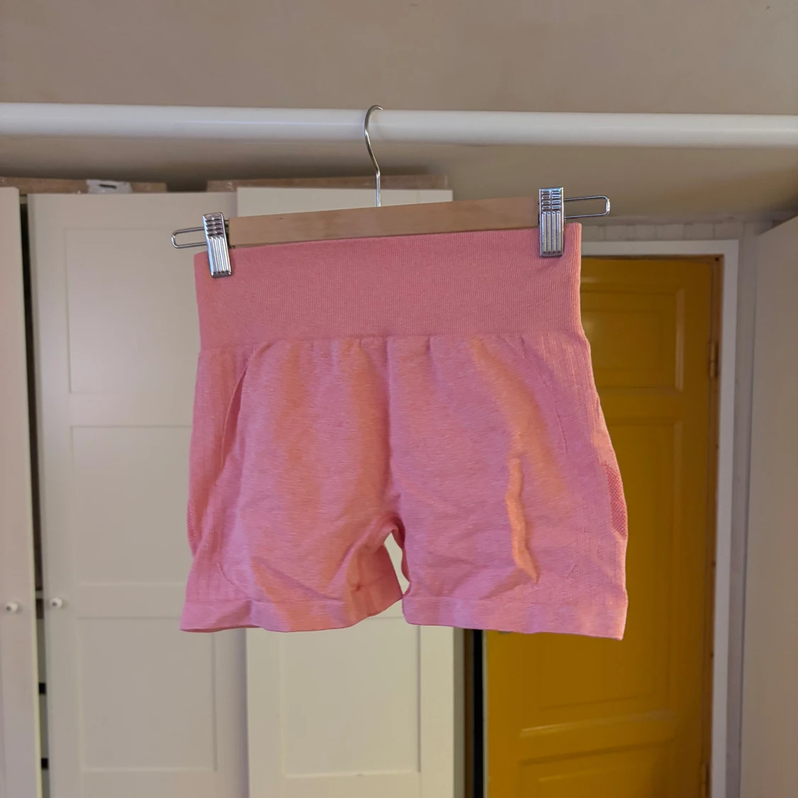 Rosa träningsshorts med scrunch