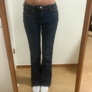 Booucut jeans -  mörkblå bootcut jeans med låg midja 🩷 från Gina Tricot