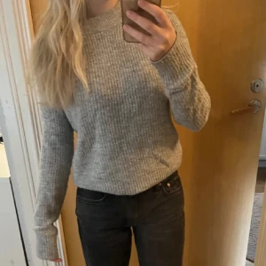 Stickad tröja🩶 - Supermysig stickad tröja som passar perfekt nu till våren🥰storlek S, lite för stor för mig som brukar ha xs