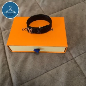 LV armband  - Elegant LV armband i fint skick. Köpt på Vinted där säljaren sa att det var autentiskt men jag är osäker därav priset. Hör av er vid funderingar 🙌🏼