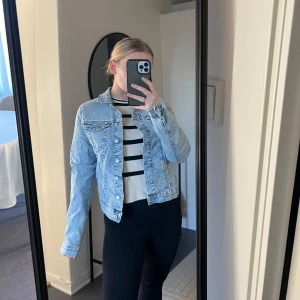 Ljusblå jeansjacka - Jeansjacka från H&M Strl 170. Motsvarar XS/S  Använd max 2 gånger. 📷 Säg till om du vill ha fler bilder så fixar jag det. 💸 Vid snabb affär kan ja tänka mig att sänka priset. ✉️ Köparen står för frakten.