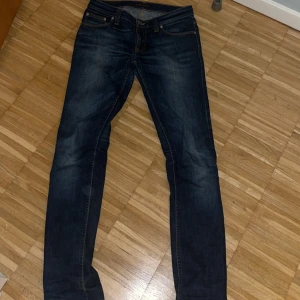 Nudie jeans - Säljer ett par mörkblå jeans från Nudie Jeans med en snygg tvätt. | Passform: Slim Fit | Storlek: W28L32 | Skick: 8,5/10 | Nypris: 1600kr | Mitt pris: 500kr | Skriv vid minsta lilla fråga!😁