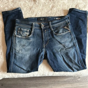 Replay anbass jeans - Tja! Säljer ett par replay anbass jeans i strl 30/30 och i skicket 8/10