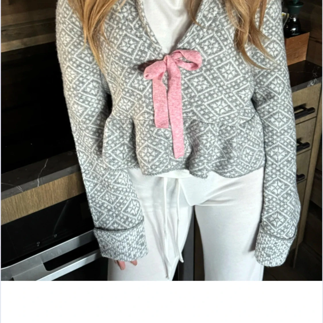 Grå mönstrad kofta med rosa rosett