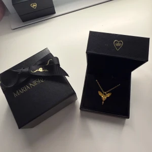 Lovers necklace , halsband i guld från Maria Nilsdotter - Säljer min fina lovers necklace från Maria Nilsdotter. I guld och längd 50cm, inprincip helt ny! Box medföljer såklart 💝