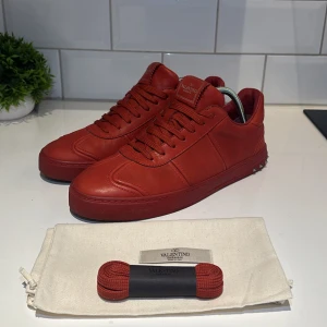 ✨Valentino Flewcrew✨ - Riks feta Valentino Flycrews. Riktigt fina i mint skick förutom en spik som har lossnat annars som nya. Dustbag och extra snören medföljer. Storlek 43 men passar även 44. Nypris 8000kr.