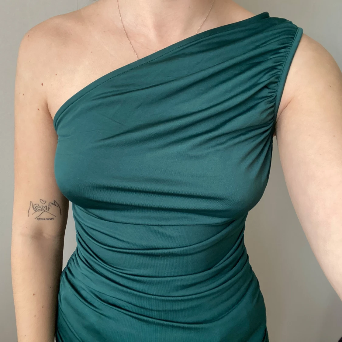 Grön oneshoulder topp från Bubbleroom