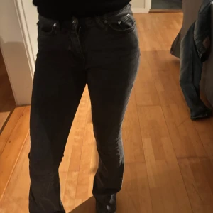 Mörkgråa jeans  - Lite slitna längst ner 
