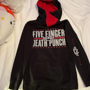 Svart hoodie med Five Finger Death Punch-tryck - Five finger death punch hoodie köpt från Vinted        Storlek M men passar mer som xxs-xs                           Pris kan diskuteras 🩷