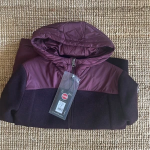 Vinröd cardigan  - Helt ny colmar cardigan i storlek 50 vilket motsvarar S. Nypris är över 5000 och mitt pris är endast 1199. Om du har några frågor så är det bara att höra av dig!