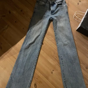 Blåa jeansbyxor - Snygga blå jeansbyxor med klassisk design. De har en rak passform och är perfekta för en avslappnad stil. Byxorna har fem fickor och en knappgylf.