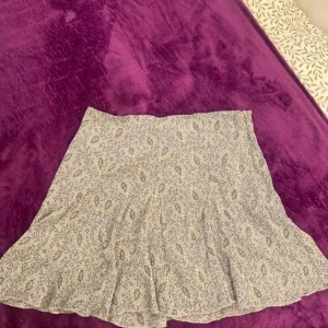 kjol short  - Säljer en söt mönstrad kjol från H&M i ljusblått med vita och mörkblå detaljer. Kjolen har en luftig passform och är perfekt för varmare dagar. Den är tillverkad i ett lätt och bekvämt material.
