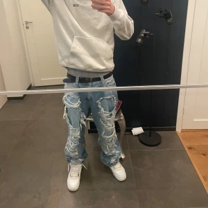 Vicinity jeans  - Tjena, säljer ett par vicinity jeans, slitningarna har blivit större men jag tycker personligen de ser fetare ut! ( checka sista bild). Har en baggy fit o sitter skönt. 