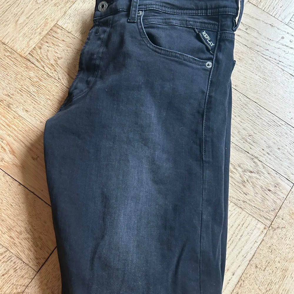 Snygga svarta jeansbyxor från Replay med en klassisk femficksdesign. Byxorna har en rak passform och är tillverkade i ett slitstarkt material. Perfekta för en stilren look. Hör av er om ni är intresserade eller har några frågor!. Farkut & Housut.