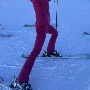 Vinrött skidställ från J.Lindberg - Vinröttskidställ från J.Lindberg! Nypris 7200kr men säljer för 5200! Delarna går att köpa var för sig 2700kr för byxorna 3700kr för jackan. Använda en gång