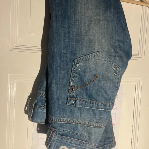 Dondup jeans  - Ett par riktigt snygga dondup jeans med asfräcka slitningar. De är en bra balans mellan för mycket och inga slitningar så helt perfekta. Byxorna är ganska slim i passformen men sitter extremt bra. Ett par riktigt bra Jean i utmärkt skick finns i princip ingen skavank på dem. Säljer då de tyvärr har blir it lite för små. Vid någon fundering är det bara att höra av sig. Priset är ej hugget i sten! Mvh August 