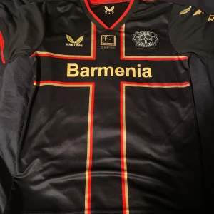 Bayern Leverkursen tröja - En riktigt fet fotbollströja med märket Bayern Leverkursen! Aldrig använd och är i topp skick. Storlek M och sitter som en helt vanlig M för fotbollströjor! 