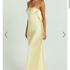 Balklänning  - Intressekoll! Axelbandslös gul klänning med öppen rygg, endast testat men har en defekt på magen(sista bilden) köp direkt för 900kr