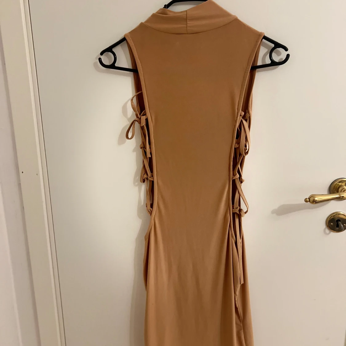 Beige ärmlös klänning med snörning på sidorna - 1