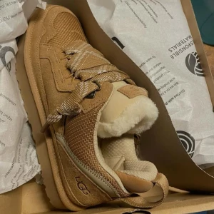 Ugg Lowmel Chestnut - Säljer mina Uggs Lowmel i färgen Chestnut. Säljer eftersom jag har köpt i fel storlek. Helt nya och fräscha då jag bara har haft på mig dem en gång. 