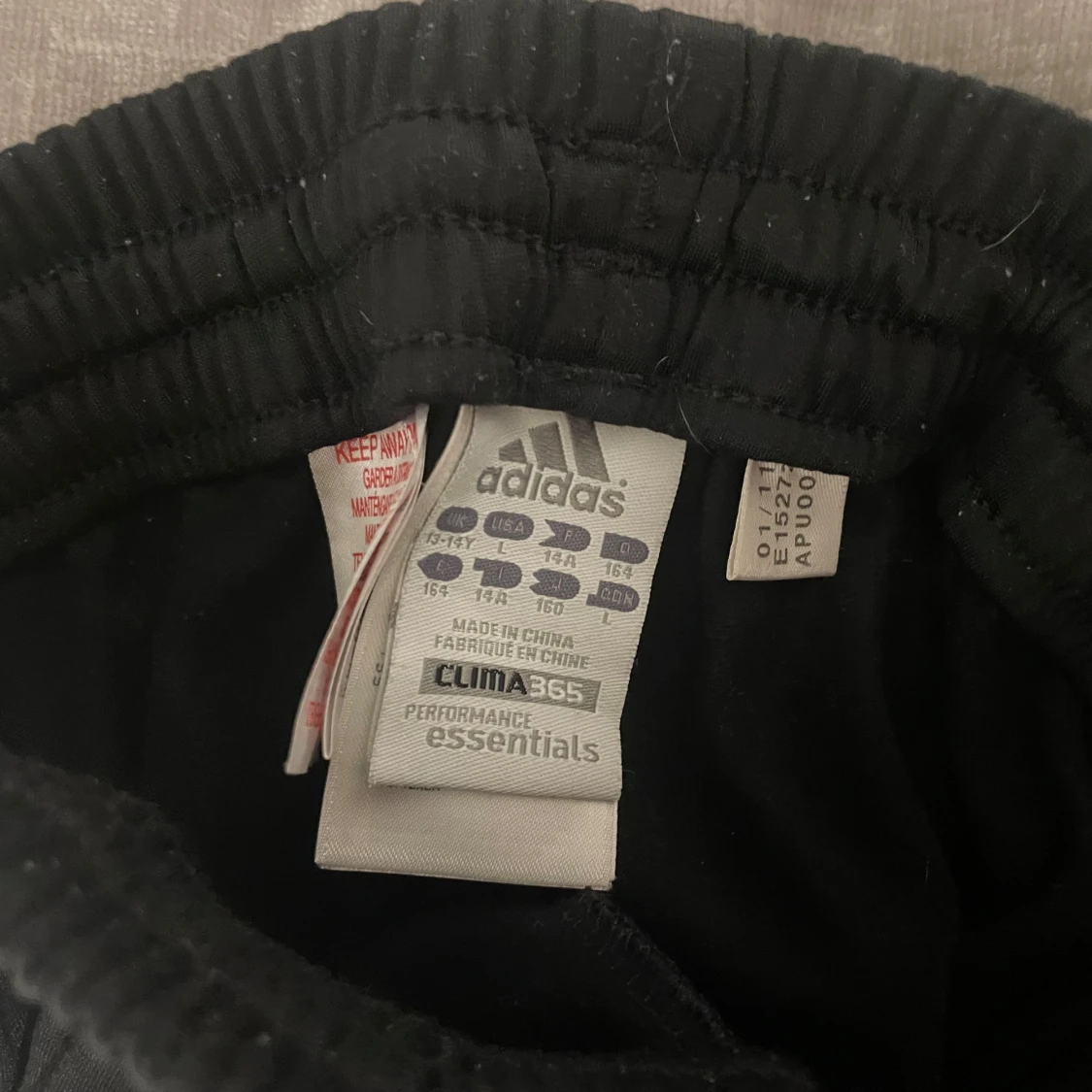 Svarta adidas byxor - 4