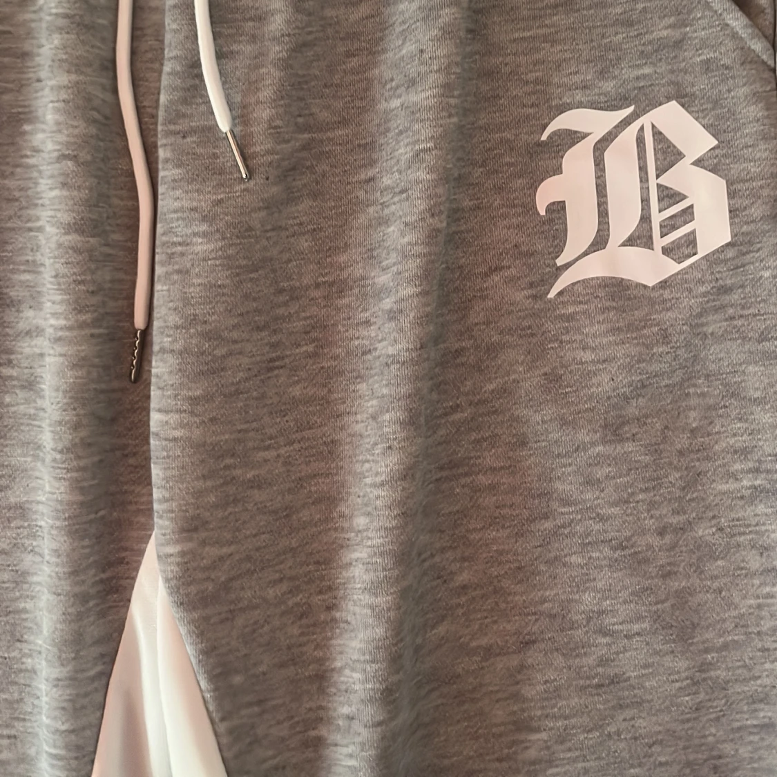 Grå mjukisbyxor med vit detalj - 4