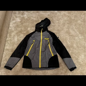 Grå och svart jacka från myWear - Svart, grå och gul jacka med huva. Jackan har dragkedja fram och fickor med dragkedja.  Kön: pojke Storlek: 146/152 Skick: 9/10 Ord: pris: 249 SEK  Din stil: spara inlägget så du inte missar denna kappa Inte din stil: Kolla min profil. Du kommer hitta något för alla kön och åldrar.