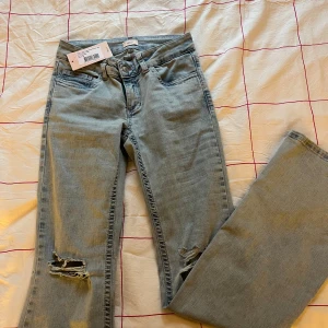 Nelly Bootcut Jeans - Jag säljer dessa low waist bootcut jeans från Nelly som jag köpte nyligen men ändrade mig när jag tog bort lappen. Har provat dem en gång men aldrig använt eftersom de inte passar mig. Storleken är 36 och jag säljer dem för 700 kr men priset kan diskuteras💕