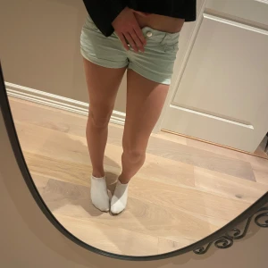 Mintgröna shorts med knappar - Snygga mintgröna shorts med knappdetaljer och dragkedja. Perfekta för varma sommardagar. De har en bekväm passform och är tillverkade i ett mjukt material. Säljer då de är för små!🩷