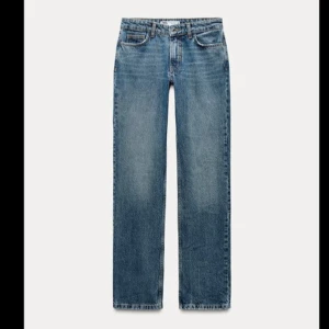 Blå jeansbyxor - Snygga blå jeansbyxor med en klassisk femficksdesign. Byxorna har en rak passform och är perfekta för en avslappnad stil. De är låg/mid waisted och har en stilren look som passar till många olika outfits.