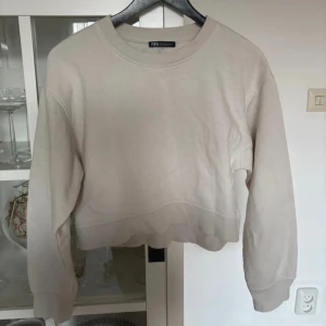Beige sweatshirt från Zara - Säljer en stilren beige sweatshirt från Zara. Tröjan har en klassisk rund hals och långa ärmar. Perfekt för en avslappnad look. 🧥