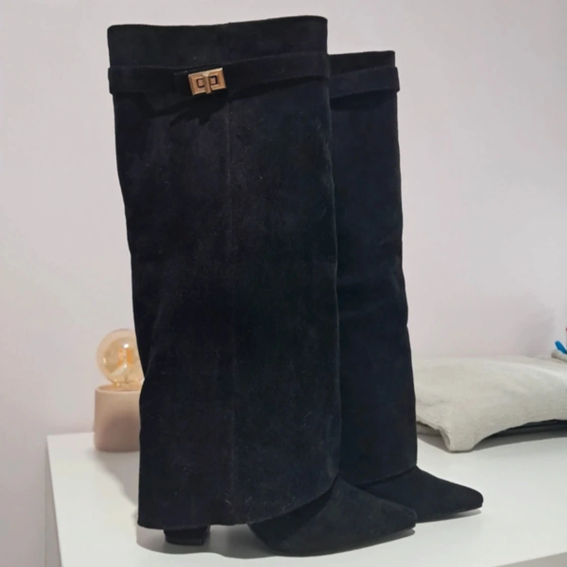 Svarta stövlar med klack