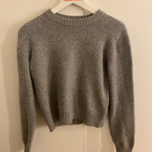 Grå stickad tröja - Säljer en mysig grå stickad tröja med rund hals och långa ärmar från H&M❤️
