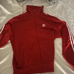 Adidas jacka - Röd zip-jacka från Adidas. Storlek S (unisex). Aldrig använd. 500 kr. Pris kan diskuteras 😚