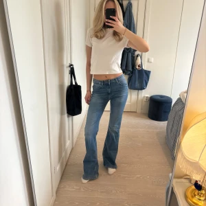 Lee bootcut jeans - Supersnygga bootcutjeans från Lee😍 jag är 175, sparsamt använda 