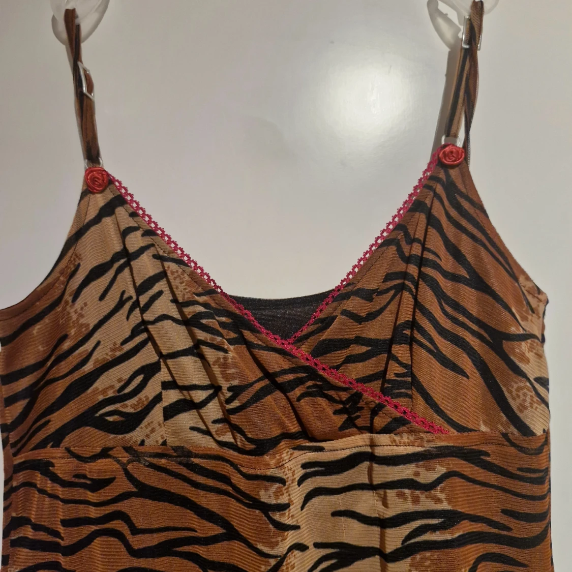 Tigermönstrad klänning med spetsdetaljer - 1