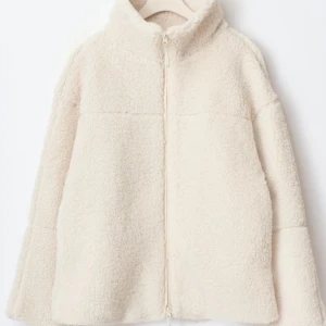 Teddy jacka - Helt slutsåld oanvänd (därav pris) teddy jacka från ginatricot. Storlek S, ny med lapp på. Fickor på sidorna. Pris kan diskuteras vid snabb affär🩷 