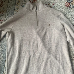 Zip Hoodie Polo Ralph Lauren - Säljer en stilren beige tröja från Polo Ralph Lauren. Aldrig använts tidigare. Fick den i present. Nypris 1899 kr