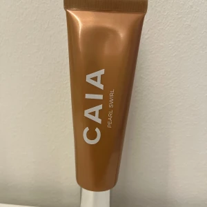CAIA Pearl Swirl Liquid Highlighter - Snygg flytande highlighter från CAIA i nyansen Pearl Swirl. Nypris ligger på 325kr. Har använt väldigt få gånger och säljer p.g.a att den inte kommer till användning. Perfekt för att ge huden en glowy finish eller blanda med din ansikts kräm.
