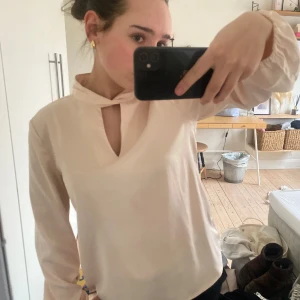 Ljusrosa blus från VILA - Säljer denna blusen från VILA i storlek XS. 60kr