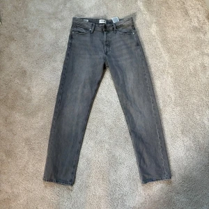 Helt nya grå Jack & Jones jeans - Säljer ett par snygga helt nya grå jack & jones jeans av den populära och trendiga modellen chriis. Nypris 900kr. Säljer nu dem för endast 399kr. Först till kvarn, skriv vid frågor! Gratis frakt!