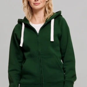 Grön hoodie med dragkedja - Säljer en skön grön hoodie med dragkedja och vita snören. Perfekt för en avslappnad stil. Den har långa ärmar och en praktisk ficka framtill. Passar bra till både jeans och mjukisbyxor.