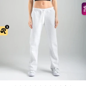 Russemerch mjukisbyxor  - Säljer dessa snygga och bekväma ljusgrå mjukisbyxor med rak passform och låg midja. Storlek Xs nästan helt nya, inga skador eller defekter🩶