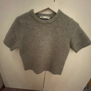 Stickad t-shirt - Den är jättefin och kommer ifrån zara. Den är i storleken S och jag säljer den för att den inte används. Skriv till mig innan du beställer. 