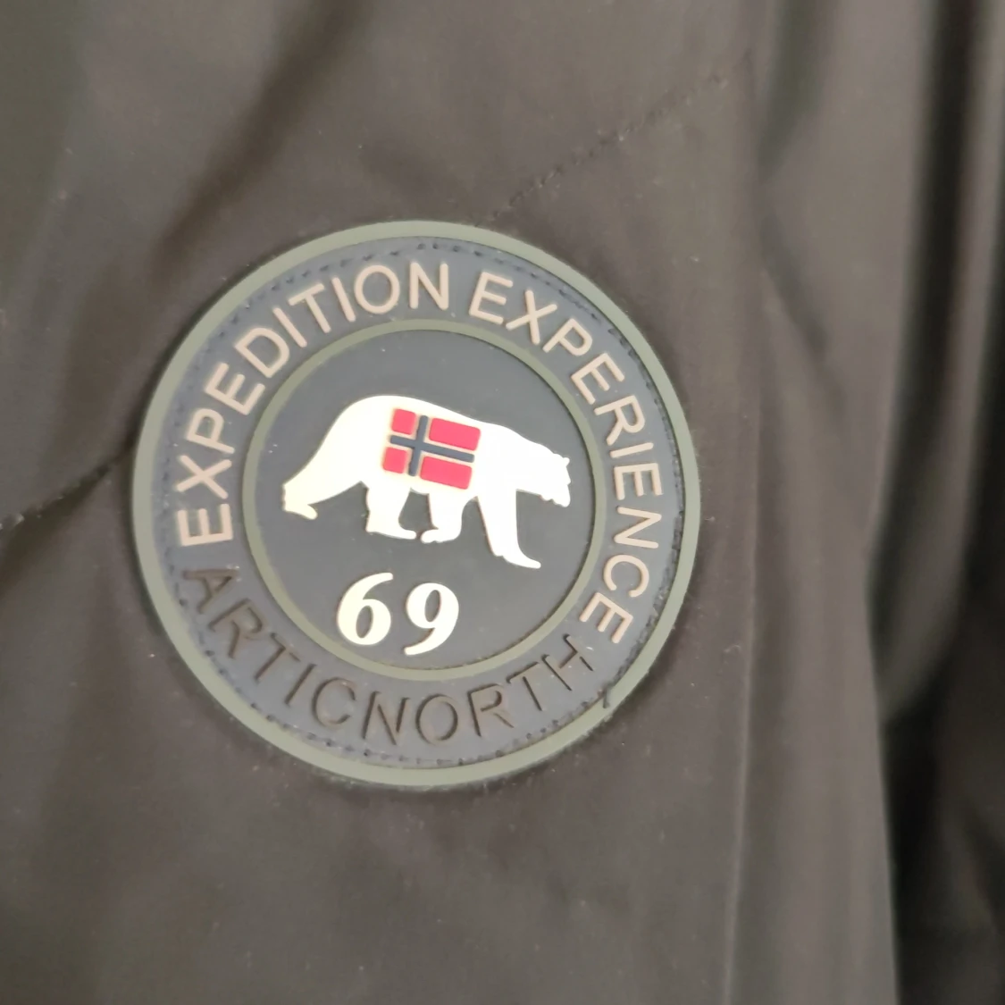 Svart jacka från Arctic North - 3